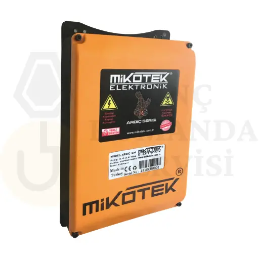 Mikotek Ardıç 208 serisi vinç uzaktan kumanda sistemi için yüksek dayanımlı alıcı kutusu ve bağlantı terminalleri.
